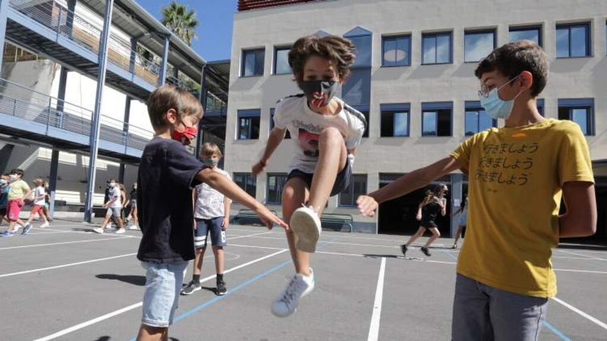 Madrid ve "muy posible" que el próximo curso los niños no lleven mascarilla en los patios de los colegios Madrid ve "muy posible" que el próximo curso los niños no lleven mascarilla en los patios de los colegios