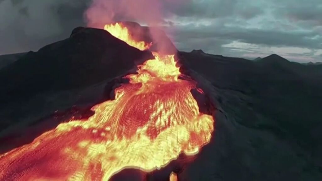 Un dron capta de cerca el volcán de Islandia: podría estar en erupción durante años