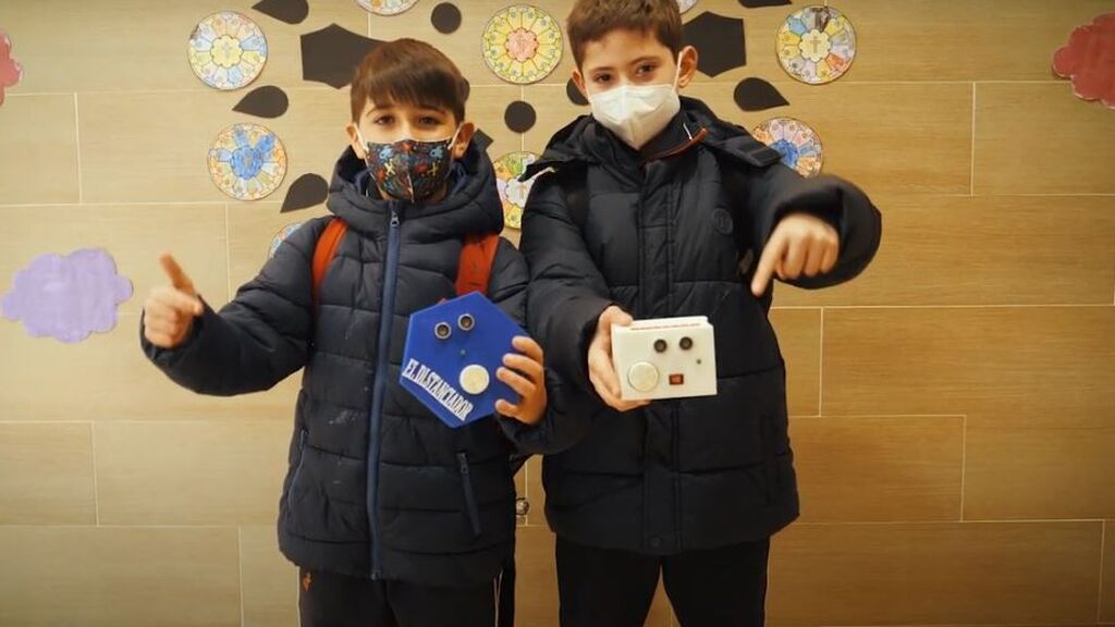 Niños de un colegio de León inventan el cinturón anticovid para mantener las distancias de seguridad