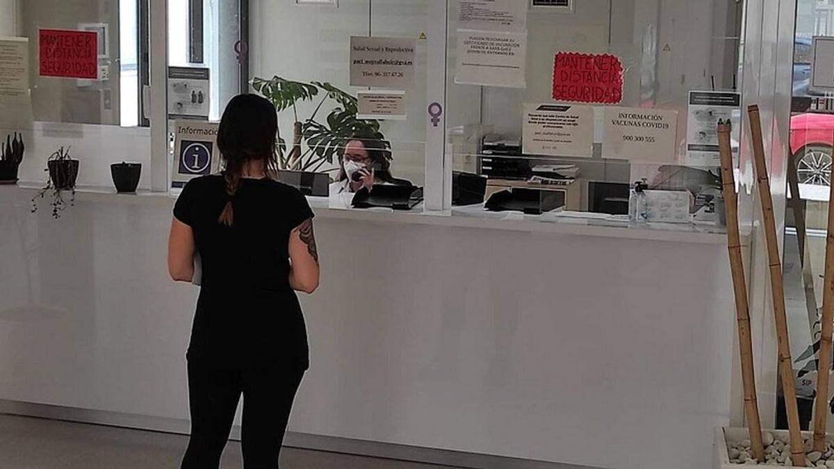 Madrid incrementa las consultas presenciales y retira los controles en las puestas de Atención Primaria Madrid incrementa las consultas presenciales y retira los controles en las puestas de Atención Primaria