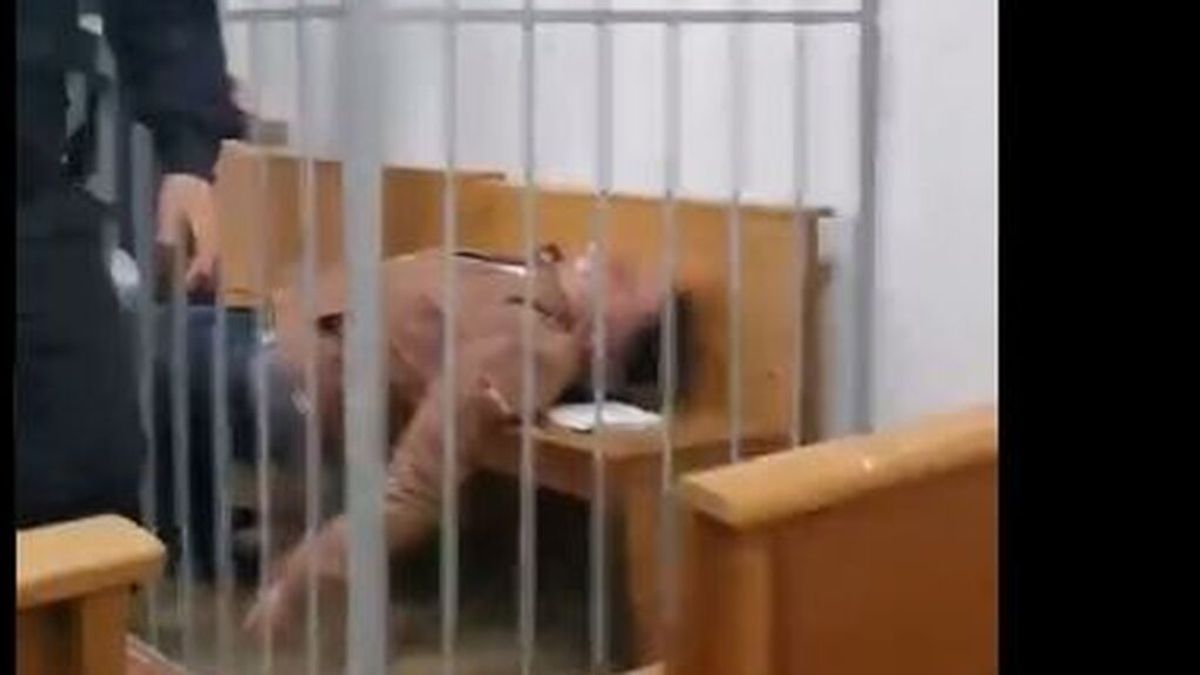 El prisionero político bielorruso Stepan Latypov se clava un bolígrafo en la garganta en el juzgado El prisionero político bielorruso Stepan Latypov se clava un bolígrafo en la garganta en el juzgado
