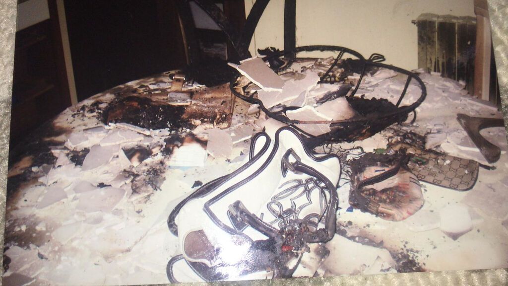 Los bolsos de Silvia, quemados sobre la mesa del comedor