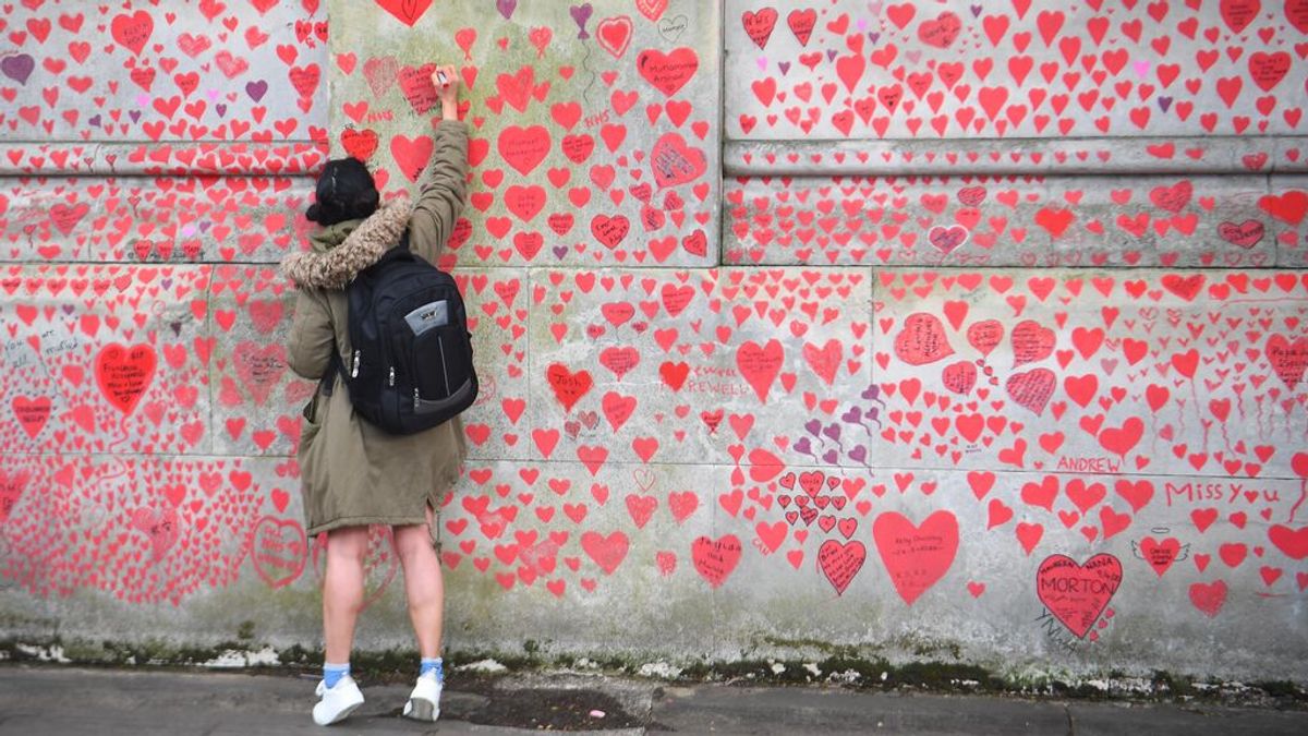 EuropaPress_3636643_08_april_2021_united_kingdom_london_woman_draws_heart_on_the_national_covid EuropaPress_3636643_08_april_2021_united_kingdom_london_woman_draws_heart_on_the_national_covid