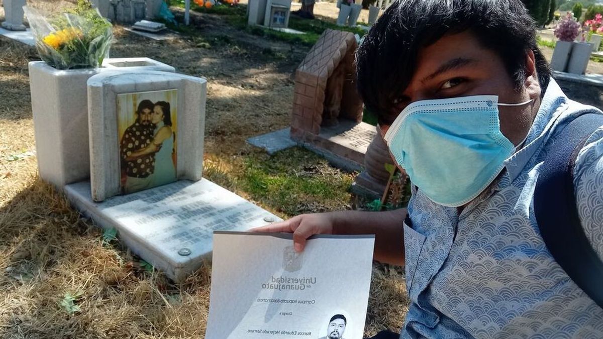 Un universitario cumple su promesa de llevar su título de licenciado a la tumba de sus padres: "Felicidad y orgullo" Un universitario cumple su promesa de llevar su título de licenciado a la tumba de sus padres: "Felicidad y orgullo"