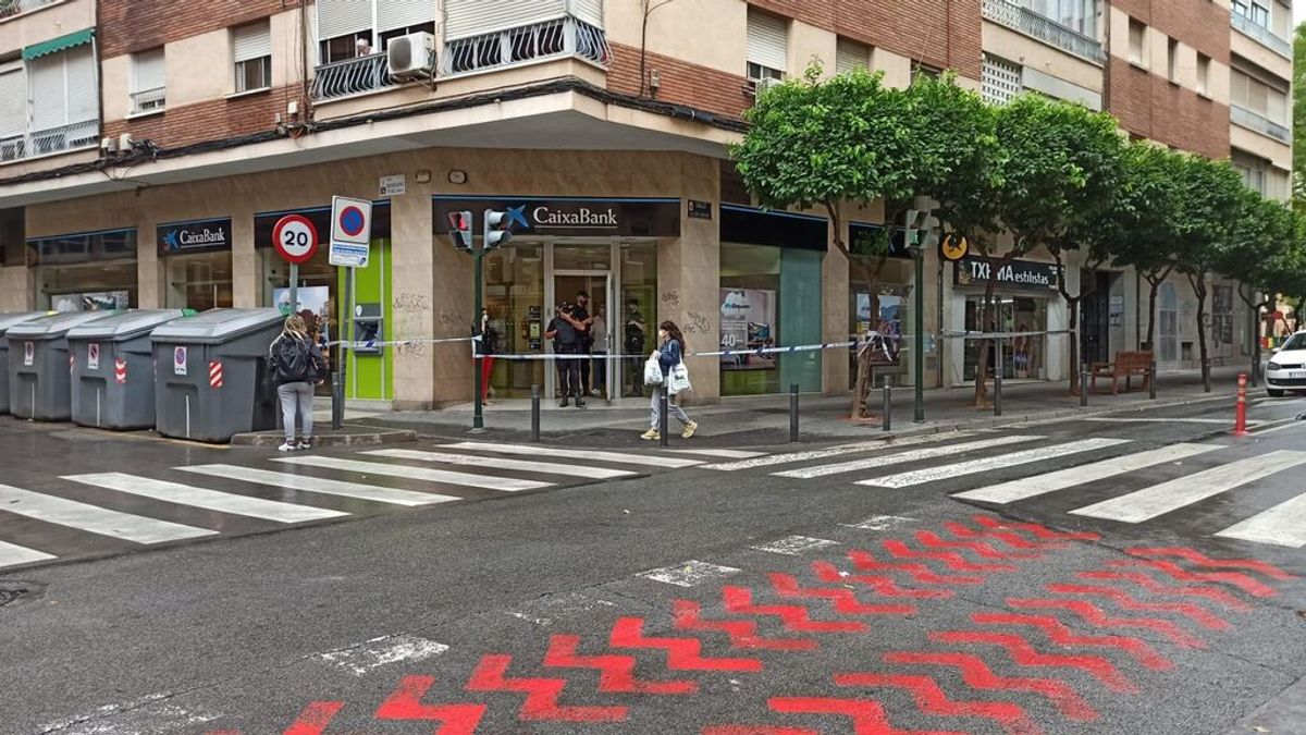 Tres policías heridos al evitar un atraco en un banco de Murcia Tres policías heridos al evitar un atraco en un banco de Murcia
