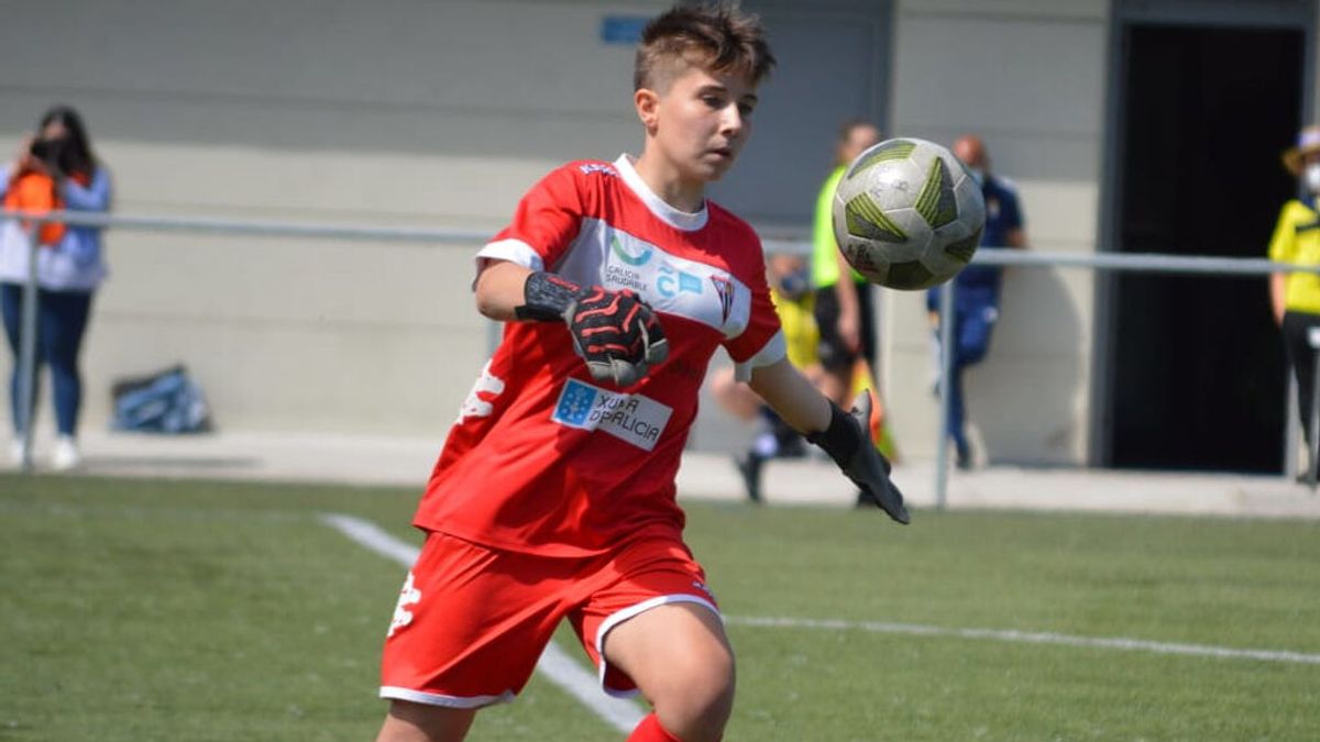 Álvaro, el portero trans de un equipo femenino gallego: “Me gustaría jugar algún día en un equipo de chicos” Álvaro, el portero trans de un equipo femenino gallego: “Me gustaría jugar algún día en un equipo de chicos”