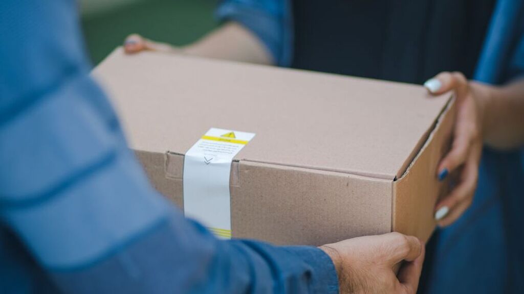 Avalancha de devoluciones: Amazon no las puede gestionar y otras empresas las venden en 'cajas misteriosas'