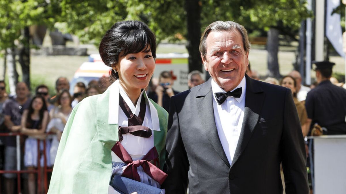 Multan al excanciller alemán Gerhard Schröder por "deshonrar" al exmarido de su esposa surcoreana