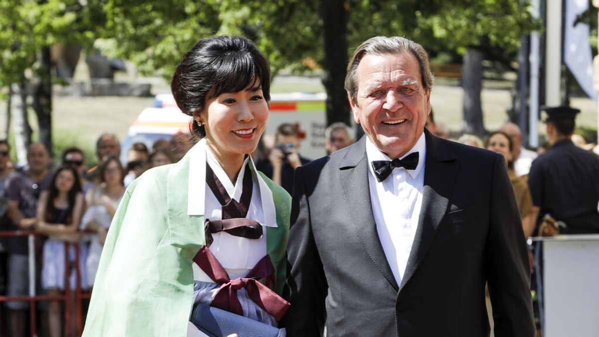 Multan al excanciller alemán Gerhard Schröder por "deshonrar" al exmarido de su esposa surcoreana Multan al excanciller alemán Gerhard Schröder por "deshonrar" al exmarido de su esposa surcoreana