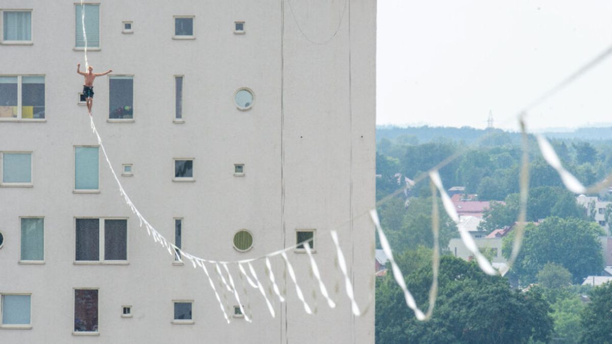 El 'slackliner' Jaan Roose recorre 28 metros sobre una cuerda entre dos rascacielos a 80 metros de altura