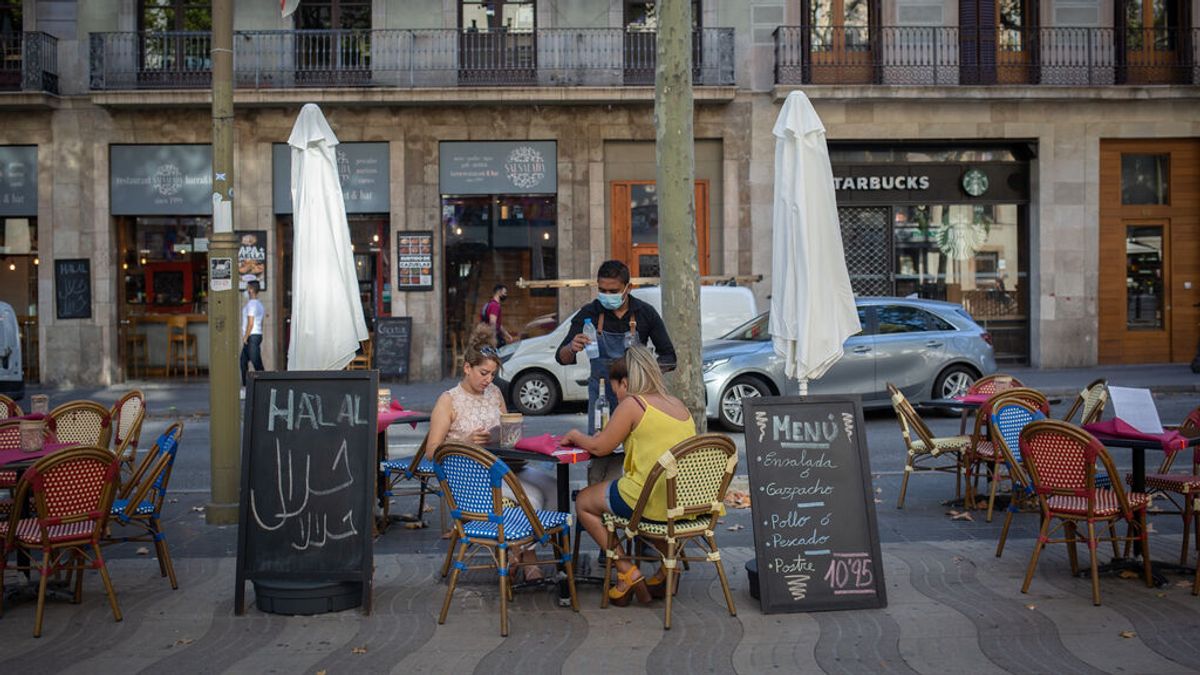 Los bares y restaurantes de Cataluña podrán abrir hasta la 1 de la madrugada a partir del viernes Los bares y restaurantes de Cataluña podrán abrir hasta la 1 de la madrugada a partir del viernes