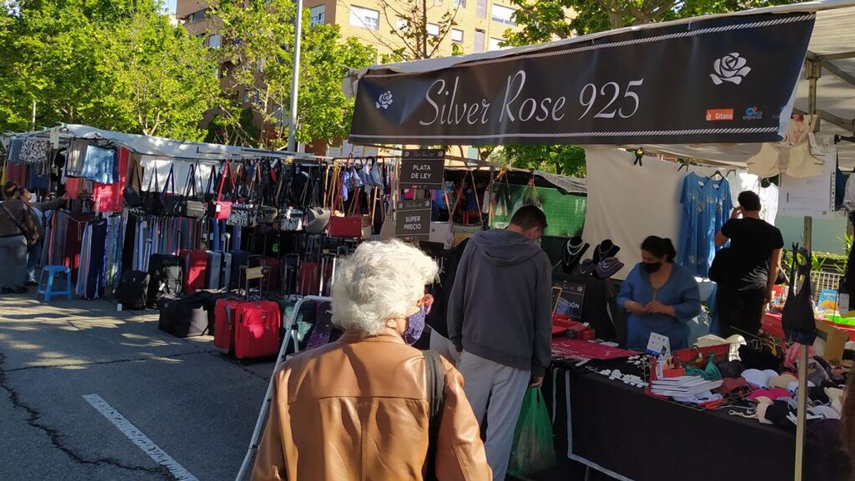 Gitanos reciben cursos para mejorar la venta ambulante: "Ha sido un antes y un después, hay clientes que me pagan con Bizum" Gitanos reciben cursos para mejorar la venta ambulante: "Ha sido un antes y un después, hay clientes que me pagan con Bizum"