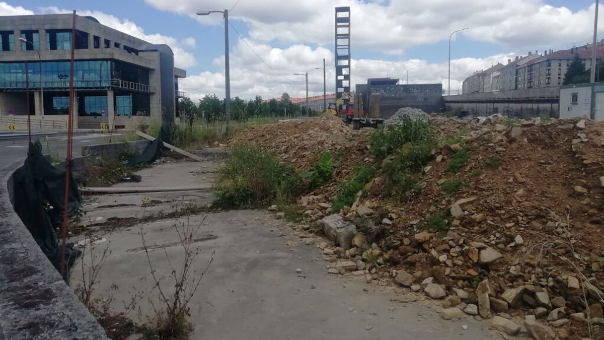 Encuentran cráneos con agujeros de bala y otros restos óseos en un montículo de tierra en Santiago Encuentran cráneos con agujeros de bala y otros restos óseos en un montículo de tierra en Santiago