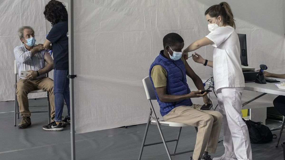 Dos personas reciben la vacuna contra el coronavirus, en el pabellón de deportes Paco Paz