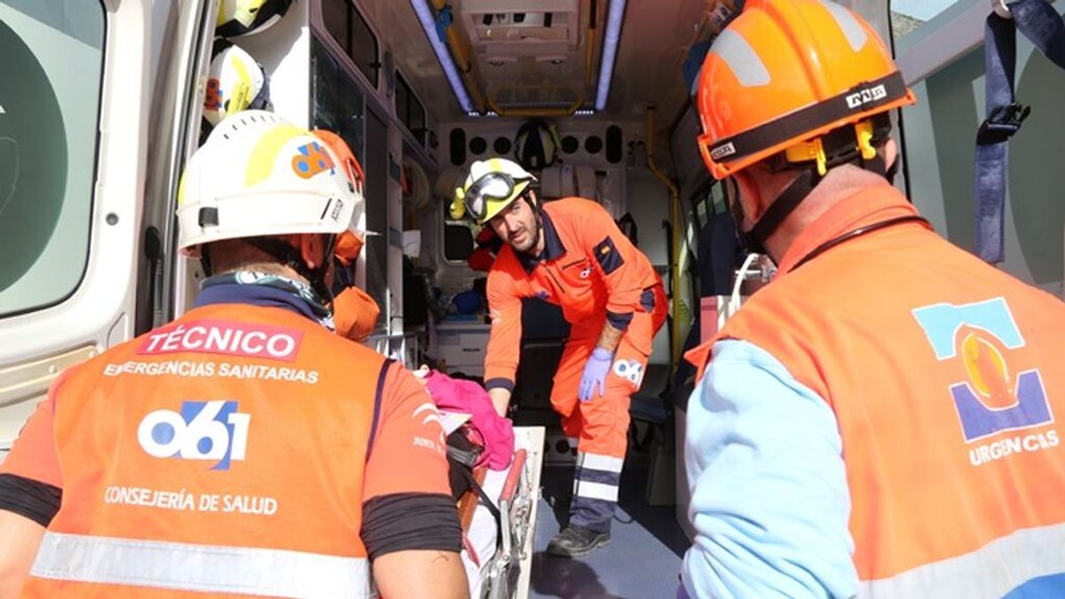 Mueren dos jóvenes de 22 y 26 años al caer desde el cuarto piso de un hotel de Ibiza Mueren dos jóvenes de 22 y 26 años al caer desde el cuarto piso de un hotel de Ibiza