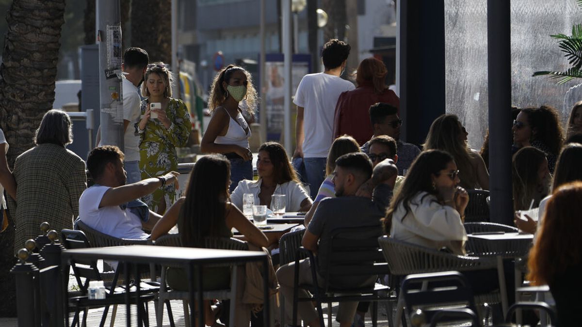 Crece el número de Comunidades 'insumisas' con las medidas para el ocio y la hostelería dictadas por Sanidad Crece el número de Comunidades 'insumisas' con las medidas para el ocio y la hostelería dictadas por Sanidad