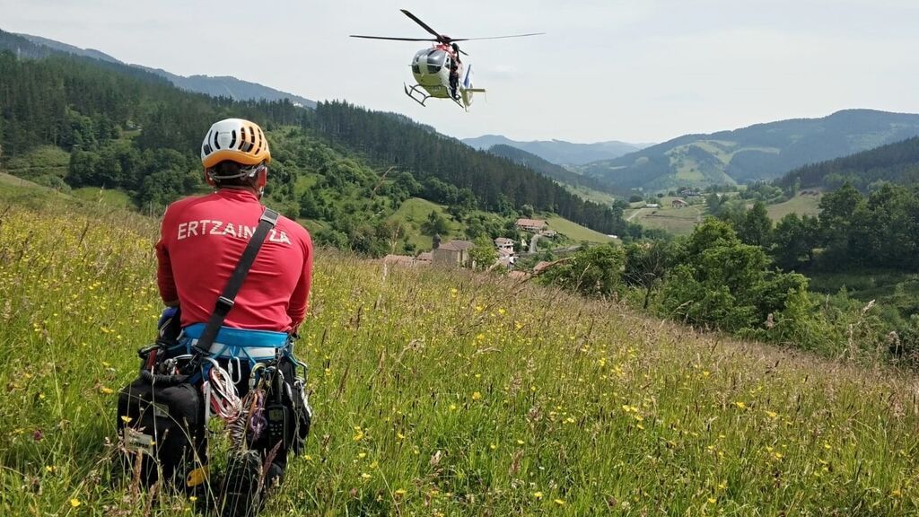 EuropaPress_2157894_helicoptero_ertzainta_moviliza_atender_peregrino_bolibar_bizkaia