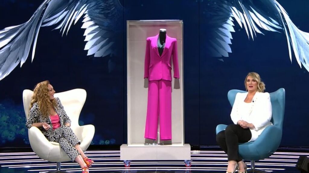 El traje fucsia de Rocío Carrasco se subastará para donar el dinero a mujeres maltratadas