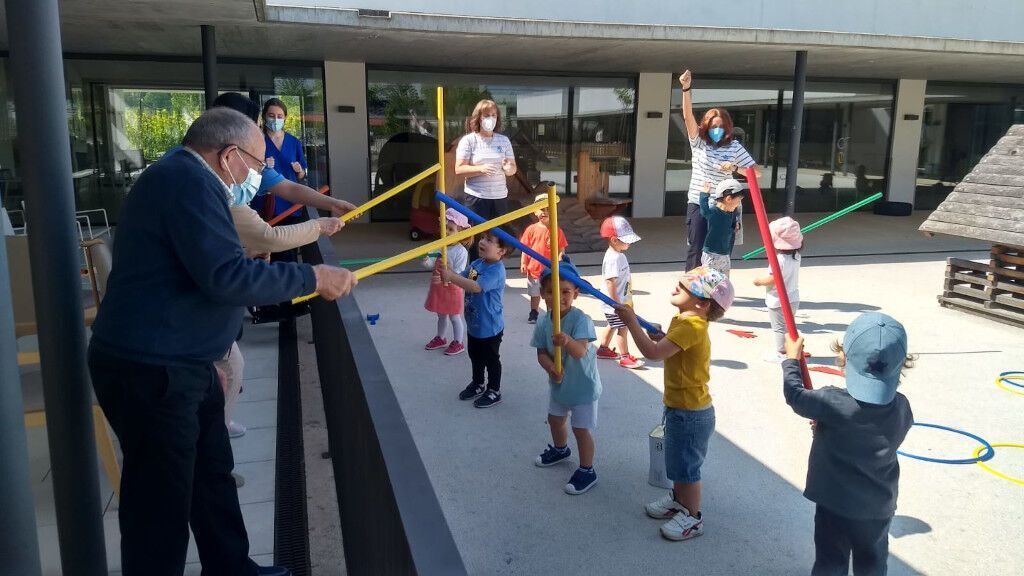 Ancianos y niños, juntos de nuevo en un centro intergeneracional de Ourense