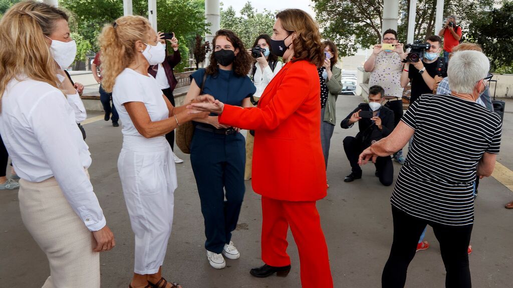 La alcaldesa de Barcelona, Ada Colau, se marca un baile con Yolanda Díaz de espectadora
