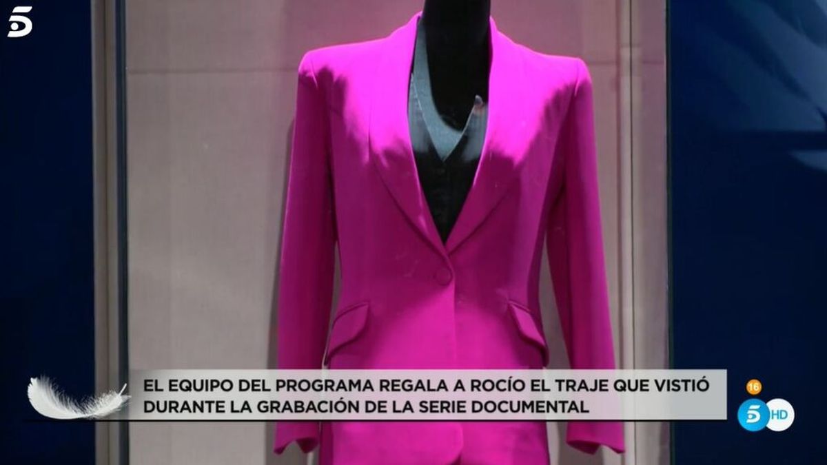 El traje fucsia de Rocío Carrasco se subastará para donar el dinero a una causa feminista El traje fucsia de Rocío Carrasco se subastará para donar el dinero a una causa feminista