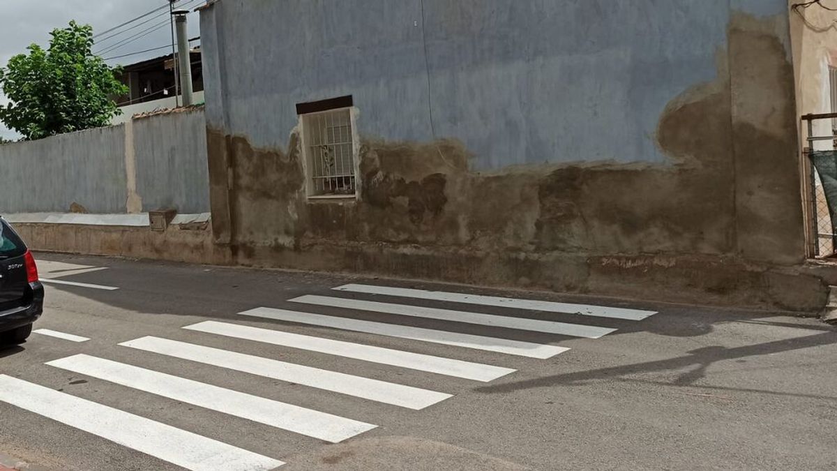 Indignación y burlas por el repintado de tres pasos de cebra a ninguna parte en Murcia Indignación y burlas por el repintado de tres pasos de cebra a ninguna parte en Murcia