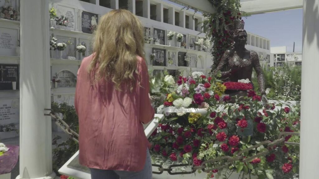 Rocío Carrasco vuelve a Chipiona y visita la tumba de Rocío Jurado: “Fue muy duro, pero a la vez gratificante”