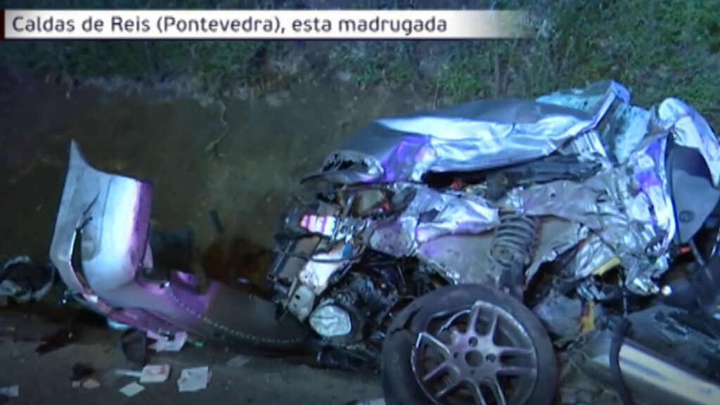 Tres jóvenes mueren al empotrarse su coche contra un camión en Pontevedra
