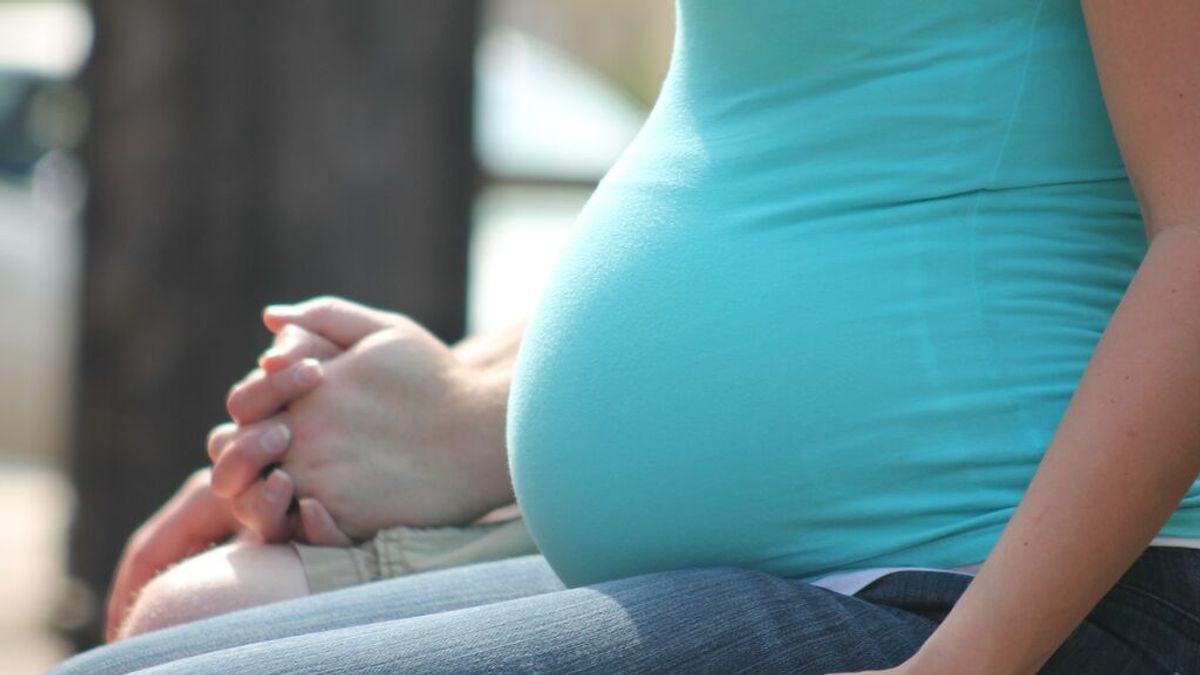 Embarazada de nueve meses durante 10 años: una mujer denuncia que lleva una década esperando una operación