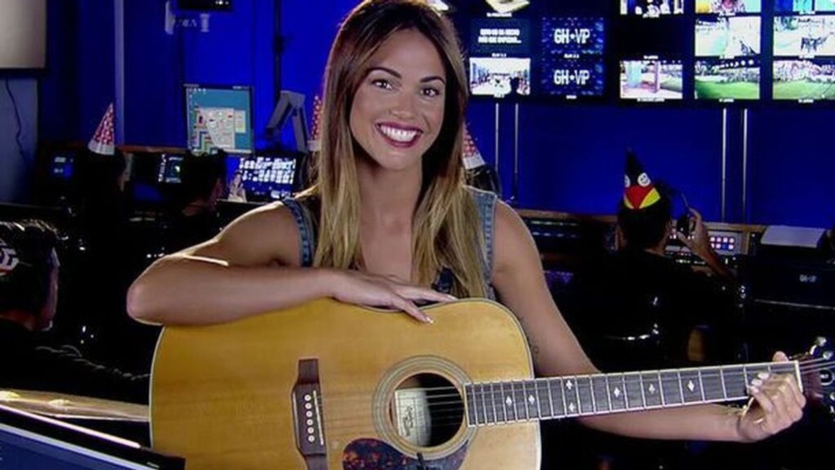 Lara Álvarez, con la guitarra en 'GH VIP' Lara Álvarez, con la guitarra en 'GH VIP'