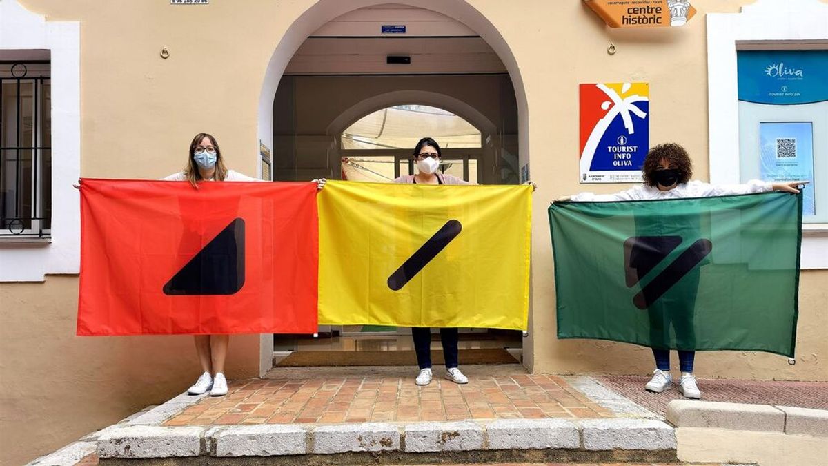 Banderas con códigos para que los daltónicos sepan si se pueden bañar este verano en las playas de Oliva Banderas con códigos para que los daltónicos sepan si se pueden bañar este verano en las playas de Oliva