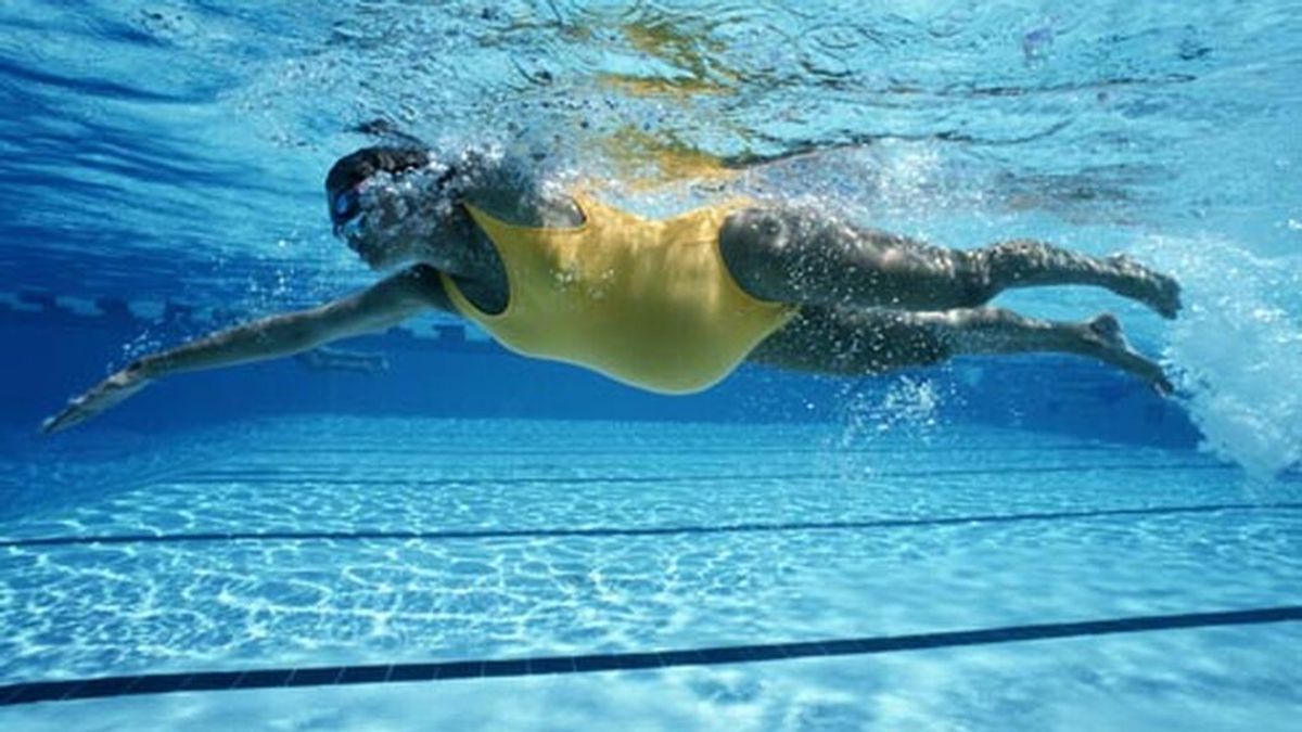 Practicar natación durante el embarazo: estos son todos sus beneficios y cuándo no podrás hacerlo.