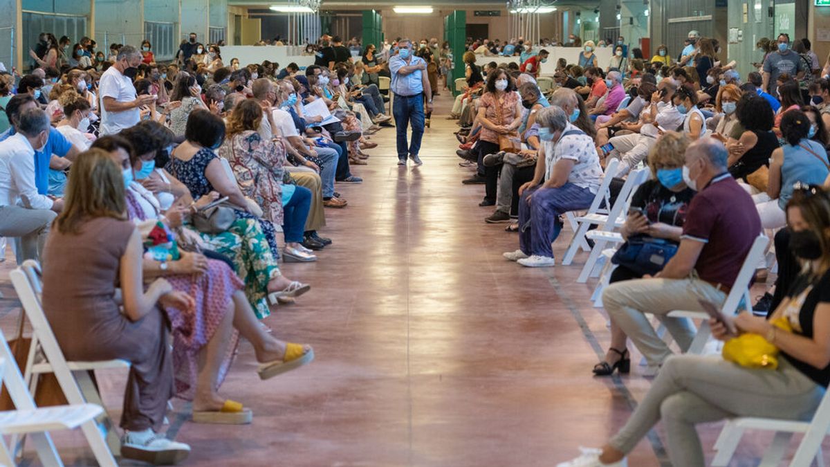 EuropaPress_3755155_recien_vacunados_personas_49_52_anos_esperando_20_minutos_reglamentarios EuropaPress_3755155_recien_vacunados_personas_49_52_anos_esperando_20_minutos_reglamentarios