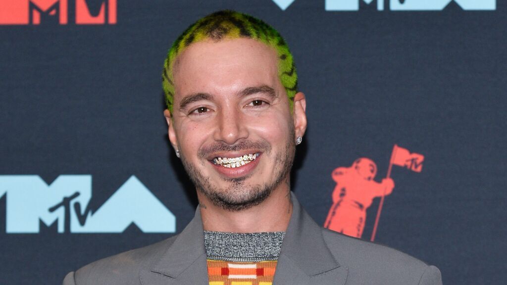 J Balvin cambia de look y vuelve a inspirarse en un peinado de Maluma: se pasa al rosa chicle