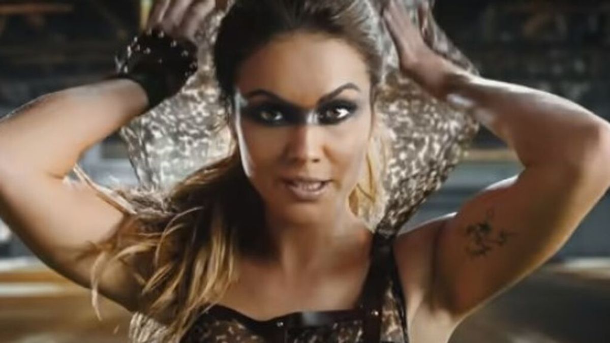 Lara Álvarez, en el videoclip de 'Juntos somos más' Lara Álvarez, en el videoclip de 'Juntos somos más'