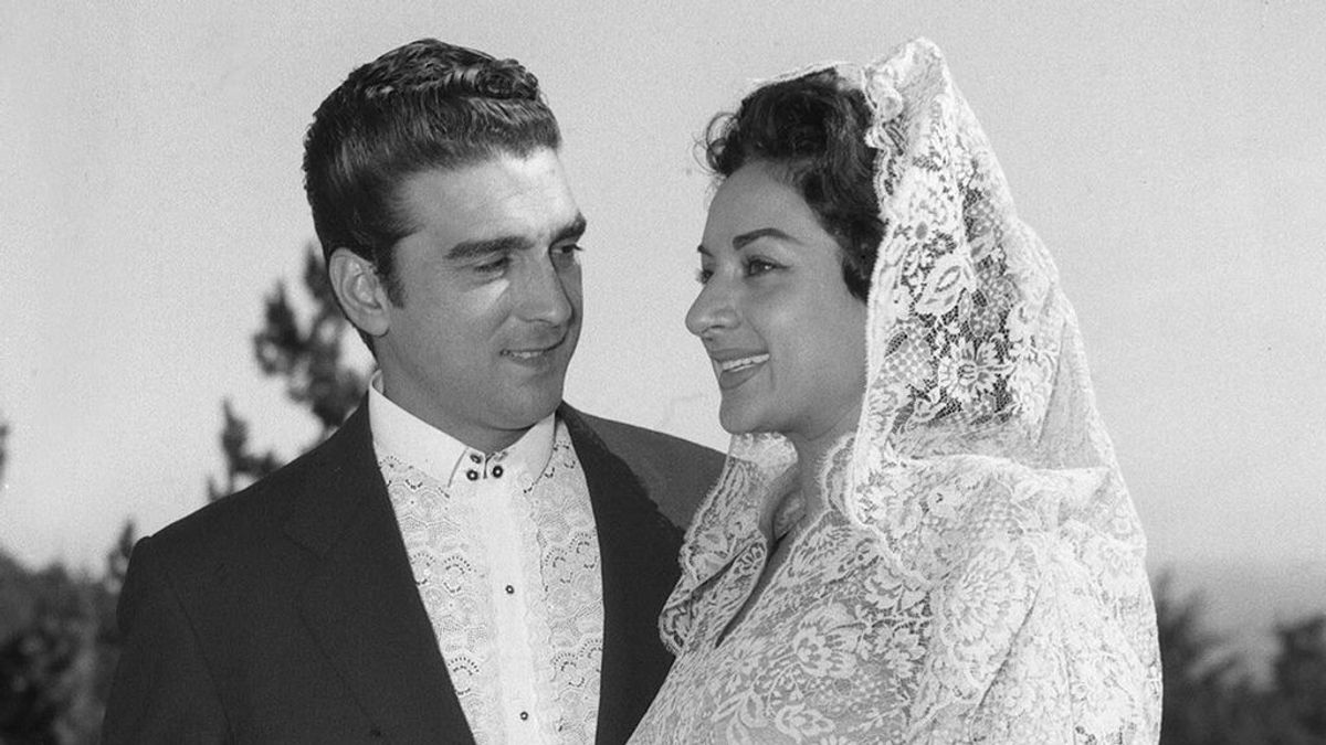 Cómo fue la discreta y romántica boda entre Lola Flores y El Pescaílla: recordamos los mejores momentos del enlace.