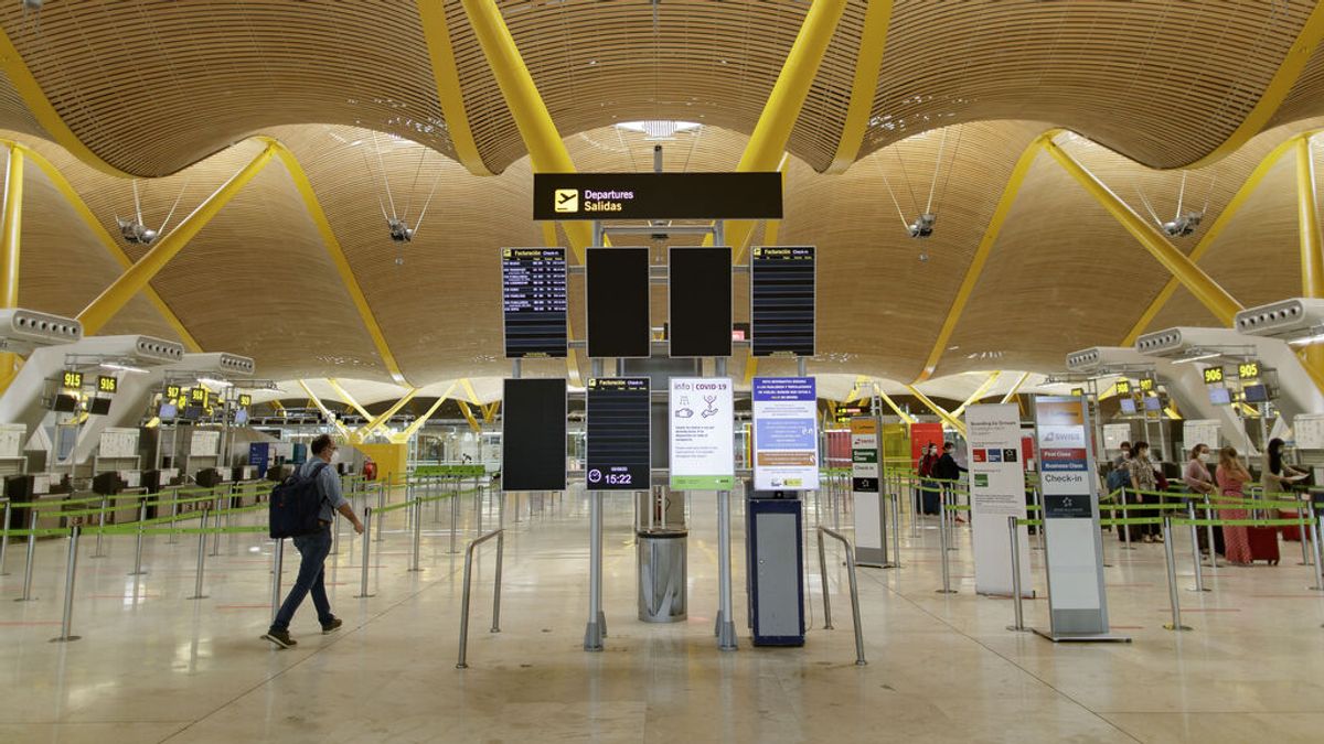 EuropaPress_3182261_pasajero_camina_instalaciones_terminal_t4_aeropuerto_adolfo_suarez EuropaPress_3182261_pasajero_camina_instalaciones_terminal_t4_aeropuerto_adolfo_suarez