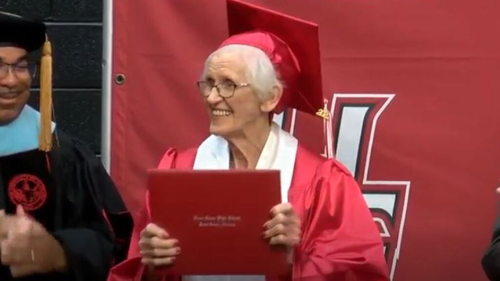 Los mayores se rebelan contra la edad:  Con 94 años se gradúa de Bachillerato