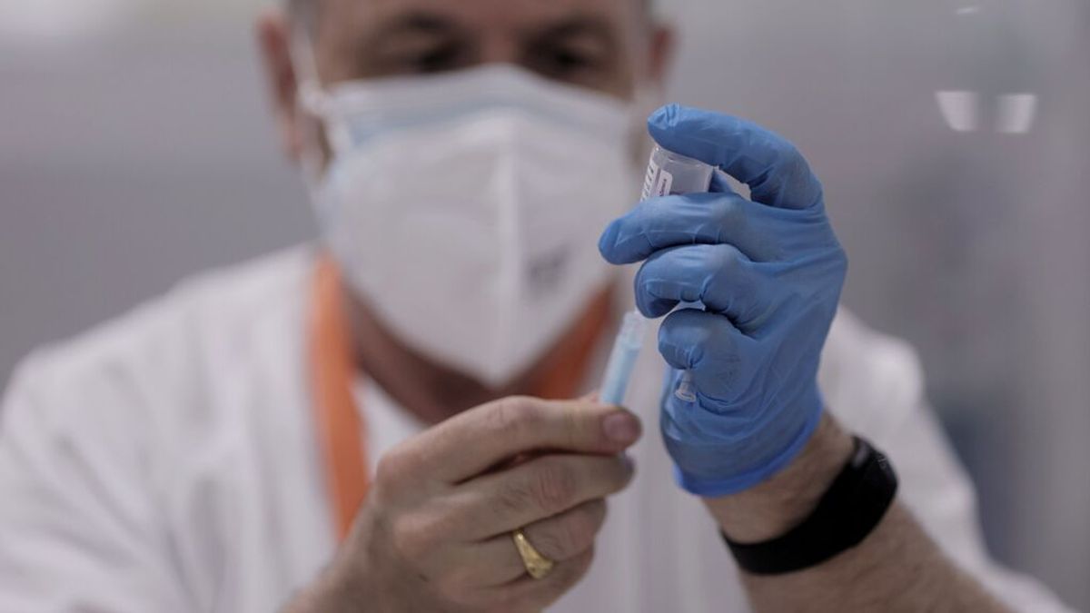Ocho personas son vacunadas con dosis sin diluir en Sevilla pero no registran efectos adversos Ocho personas son vacunadas con dosis sin diluir en Sevilla pero no registran efectos adversos