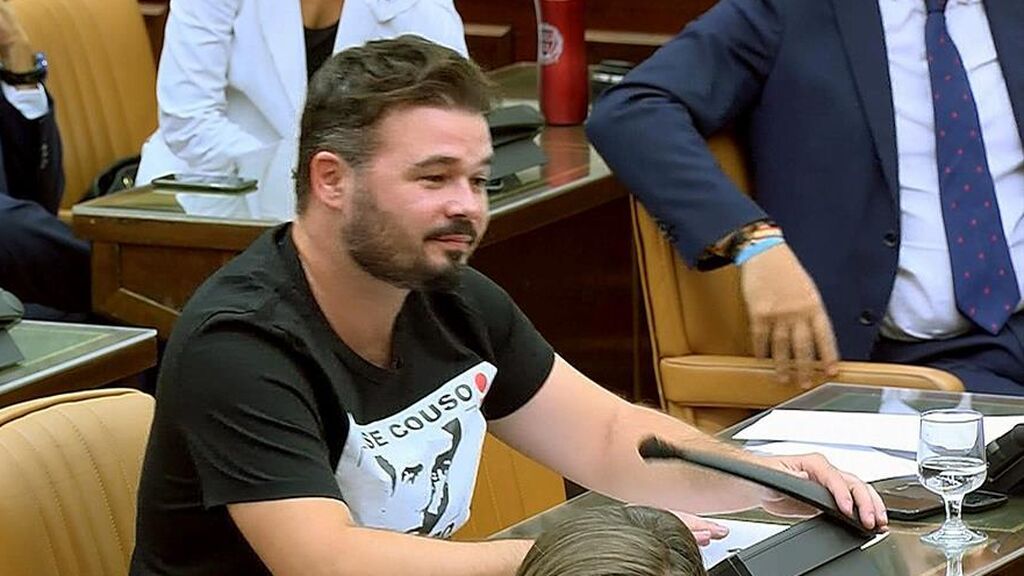 Gabriel Rufián con una camiseta de José Couso