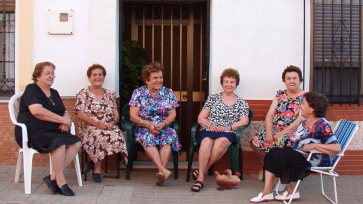 Señoras de tertulia a la puerta de casa Señoras de tertulia a la puerta de casa