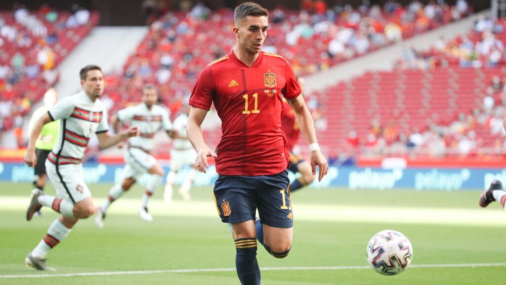 Ferrán Torres intenta controlar un balón.