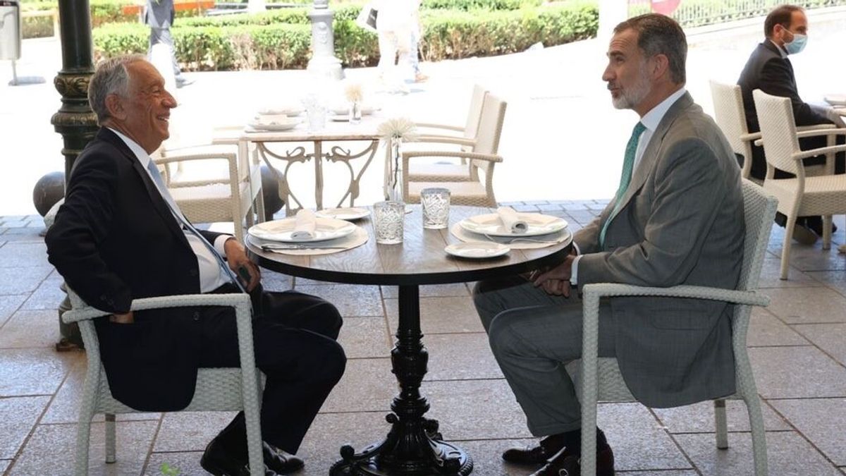 Felipe VI y el presidente portugués almuerzan en una terraza de la plaza de Oriente de Madrid Felipe VI y el presidente portugués almuerzan en una terraza de la plaza de Oriente de Madrid