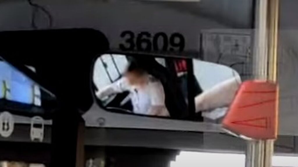 Pillan a un conductor de autobús en Barcelona comiendo pipas y usando el móvil mientras conduce
