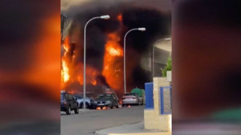 Espectacular incendio en una empresa de productos químicos en la localidad toledana de Yuncos