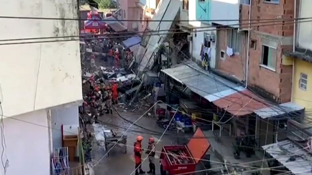 Un edificio de cuatro pisos se derrumba en una favela de Río de Janeiro