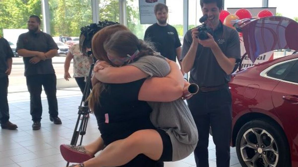 El abrazo inolvidable de Izzy, la joven con síndrome de Down al conocer que irá a los Juegos Paralímpicos de EEUUE