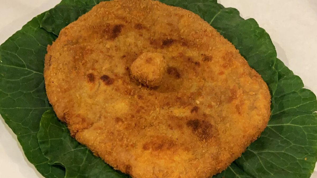 Un cachopo con forma de empanada y presentado sobre una berza es elegido como el mejor de España Un cachopo con forma de empanada y presentado sobre una berza es elegido como el mejor de España