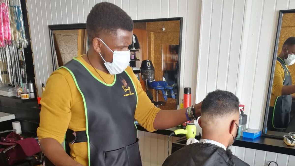 El nigeriano que llegó en patera y ha conseguido montar su propia peluquería africana El nigeriano que llegó en patera y ha conseguido montar su propia peluquería africana