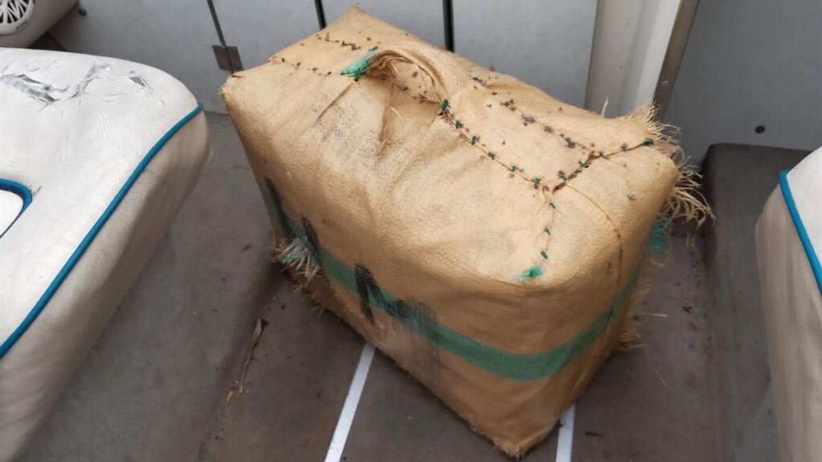 Un nadador encuentra 40 kilos de hachís en una playa de Valencia Un nadador encuentra 40 kilos de hachís en una playa de Valencia